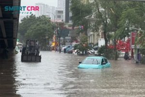 o-to-dien-bi-nuoc-vao