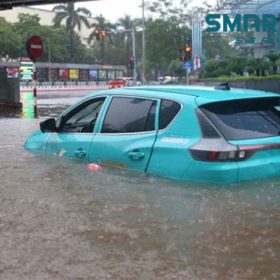 o-to-dien-bi-nuoc-vao-pin